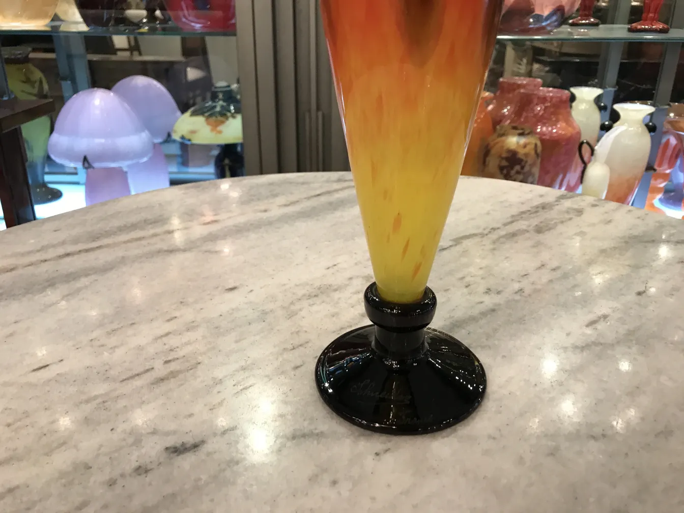 Bellissimo vaso antico con firma di Schneider, tonalità calde e base nera.