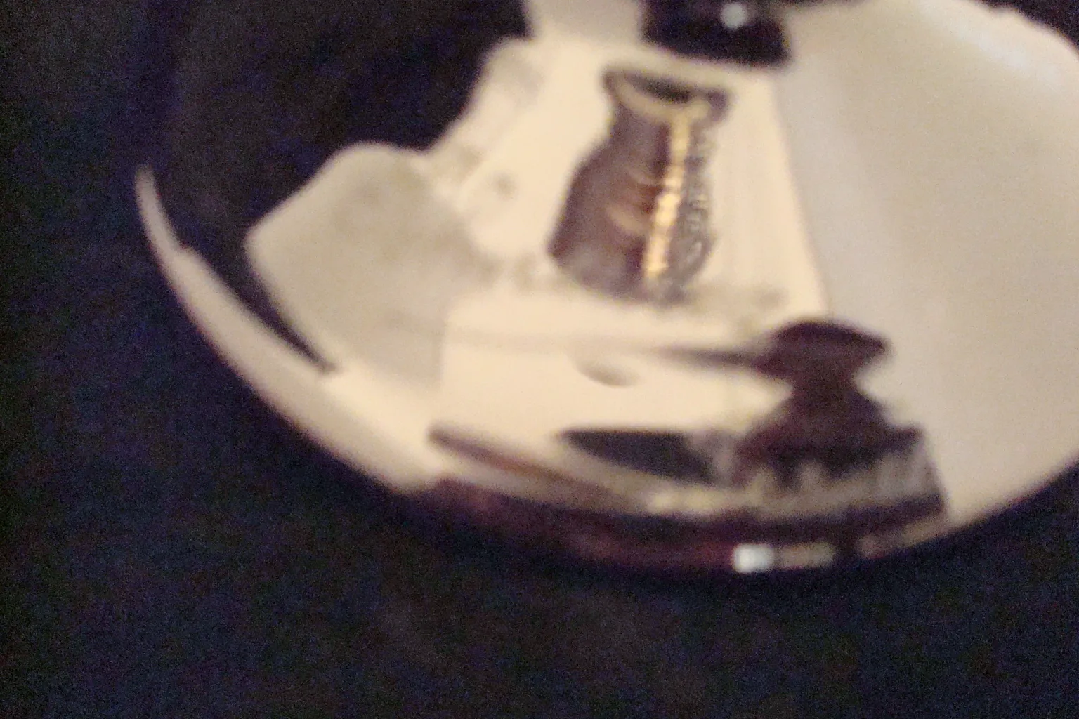 Vidrio antiguo con firma Schneider, arte francés, detalles elegantes.