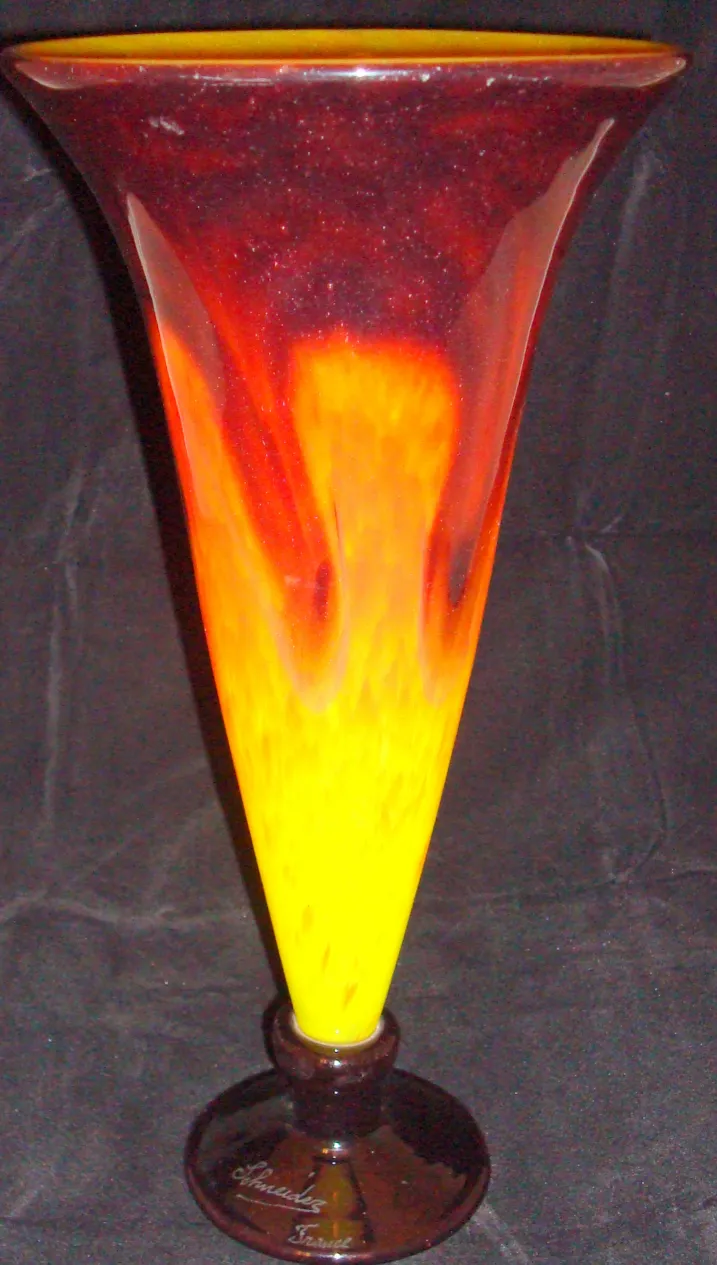 Vase aux couleurs rouge et jaune avec la signature Schneider.