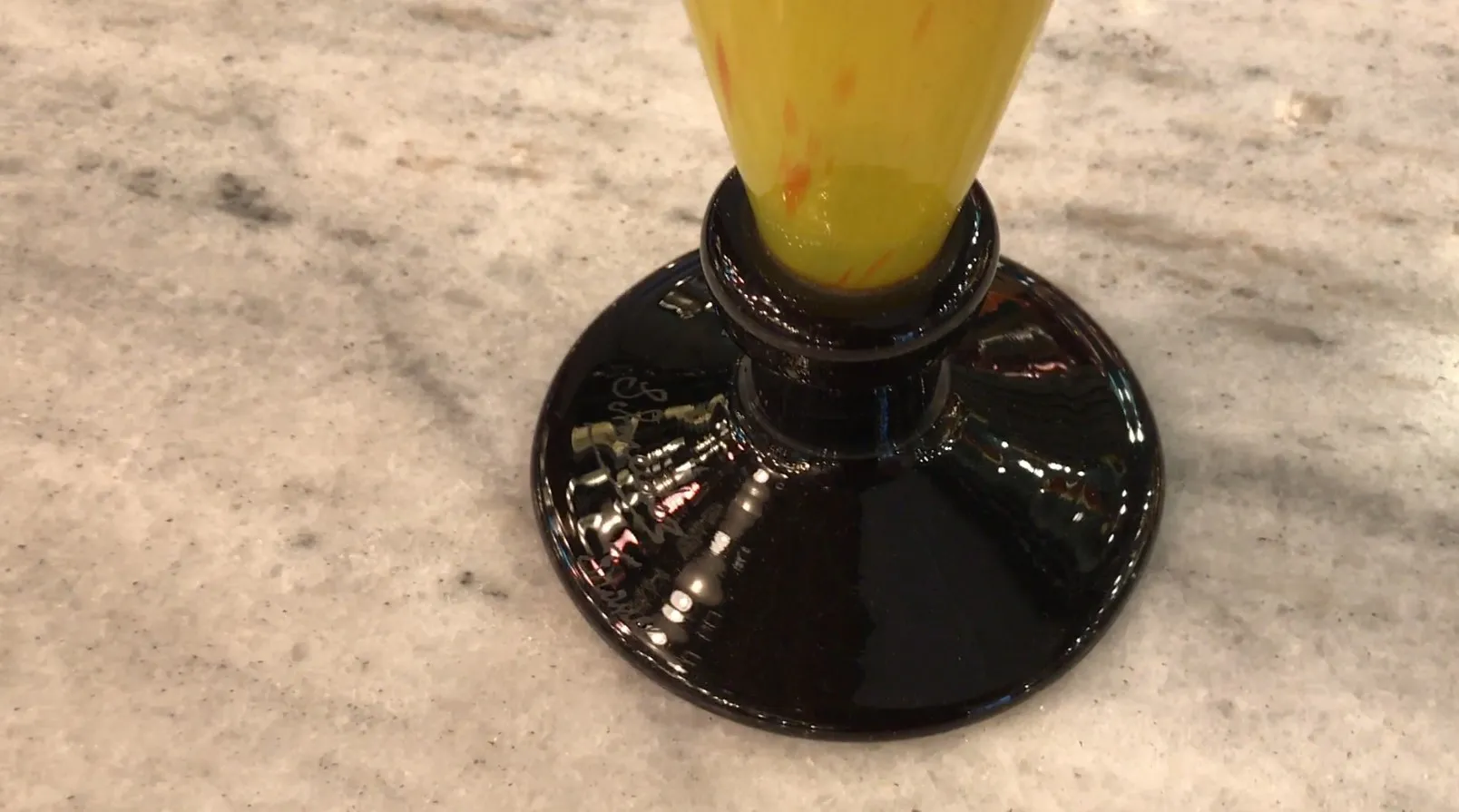 Verre ancien avec la signature de Schneider, design français.