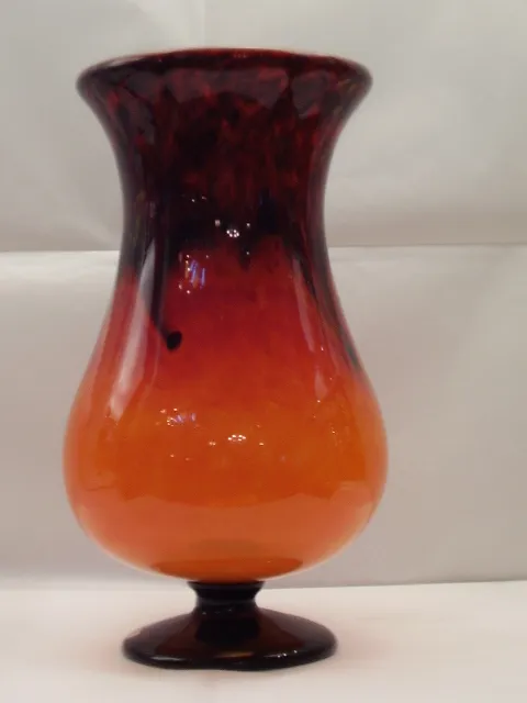 vase ancien avec forme distinctive en tons d'orange et de rouge