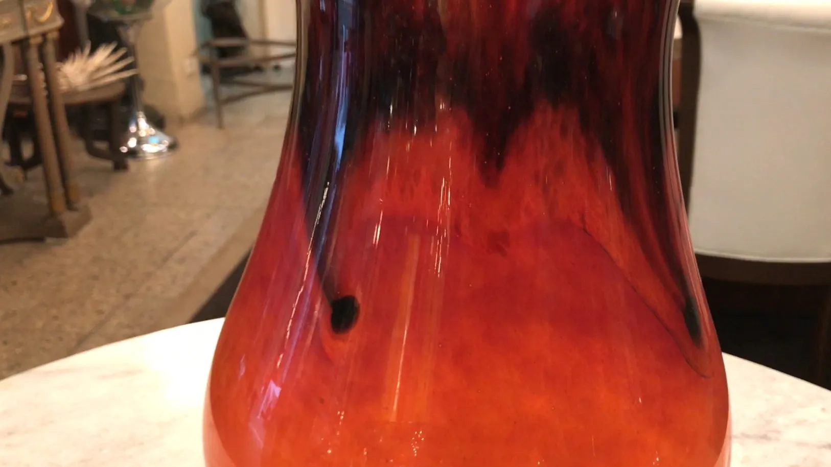 Vidrio firmado de antigua belleza, detalles en rojo y negro.