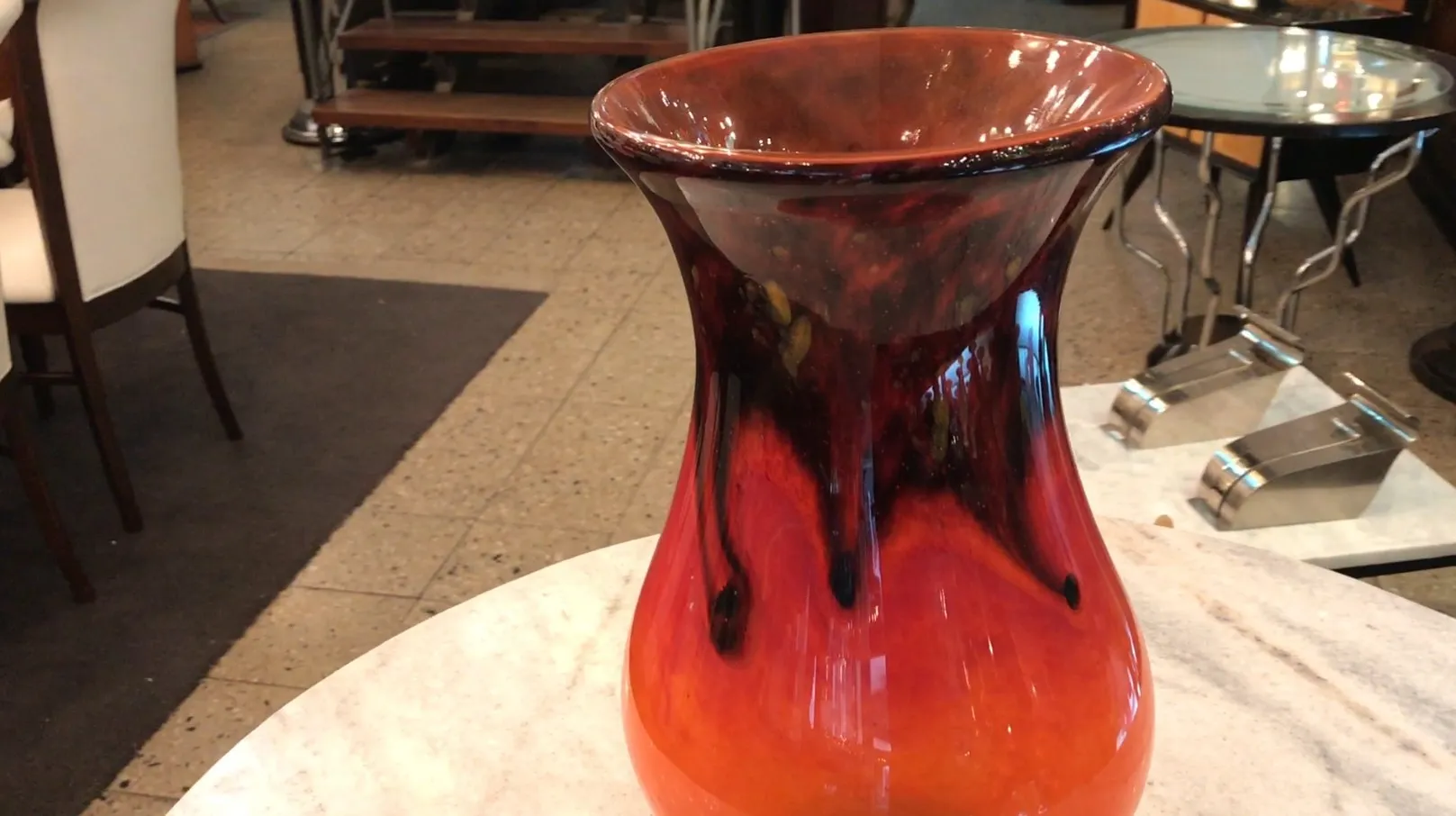 Vase aus Glas mit rotem und schwarzem Design, antik.