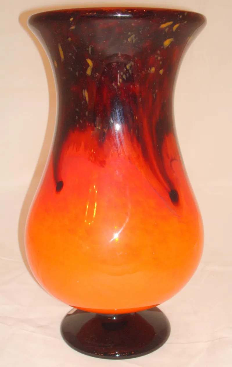 verre ancien signé par schneider en tons d'orange et de noir avec base ronde