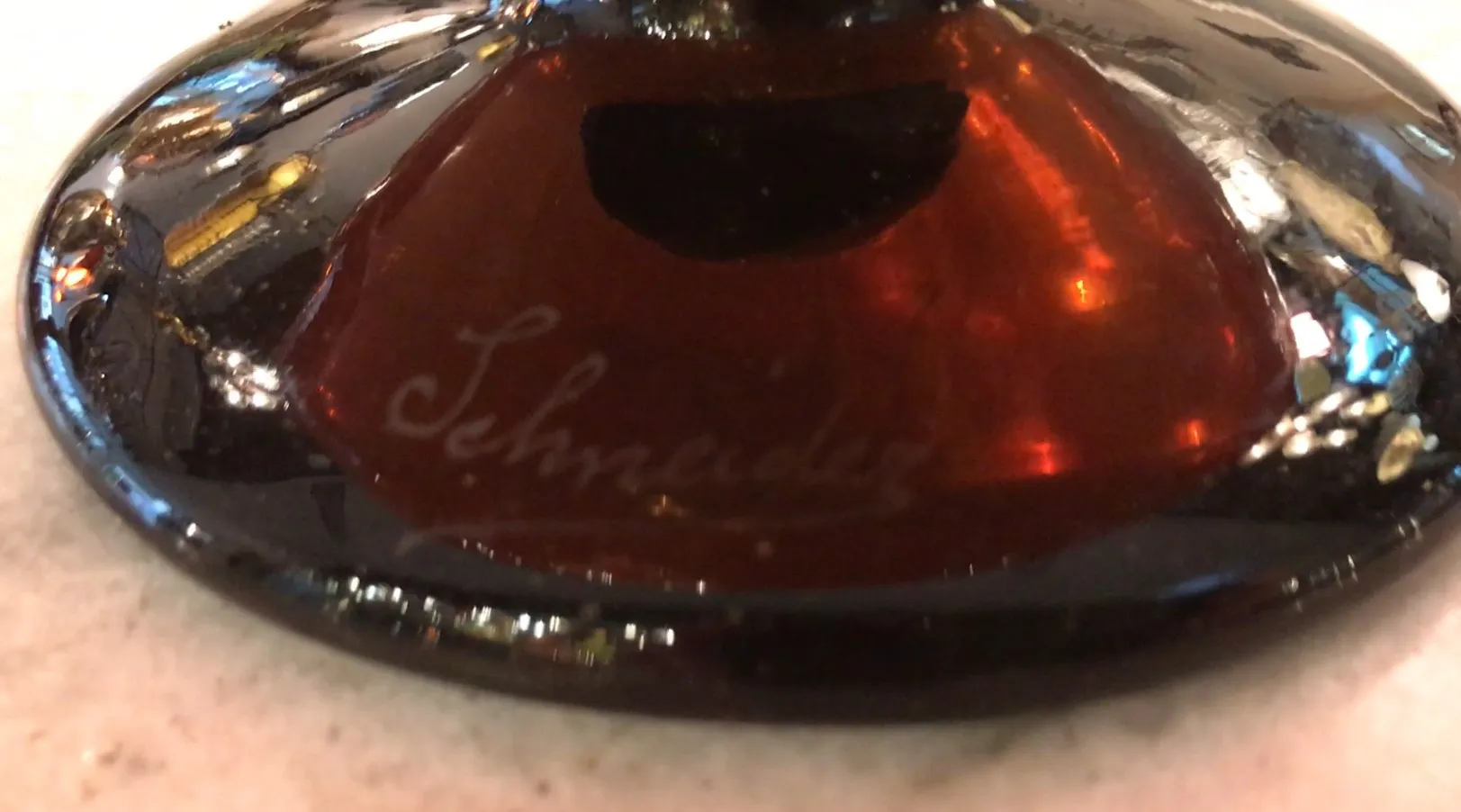 Antikes signiertes Glas Schneider mit sichtbaren Details.