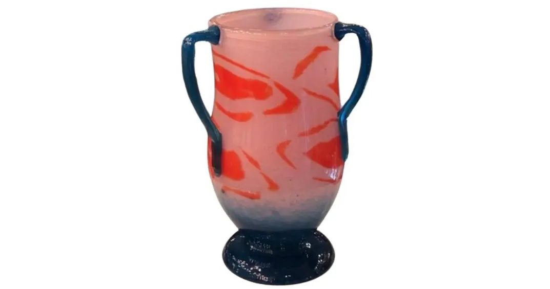 vaso antigo com design colorido em vidro