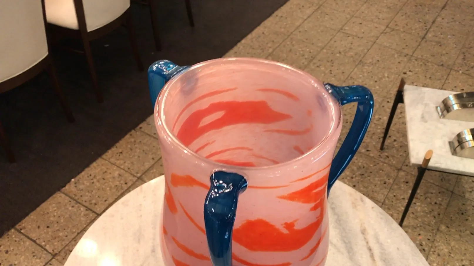 jarrón antiguo con diseño en tonos rosa y azul