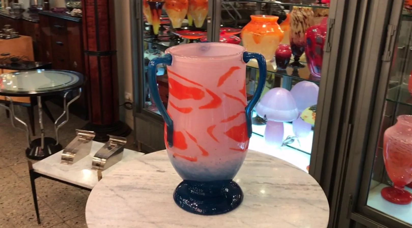 antike Vase mit rotem und blauem Design, signiert von Schneider