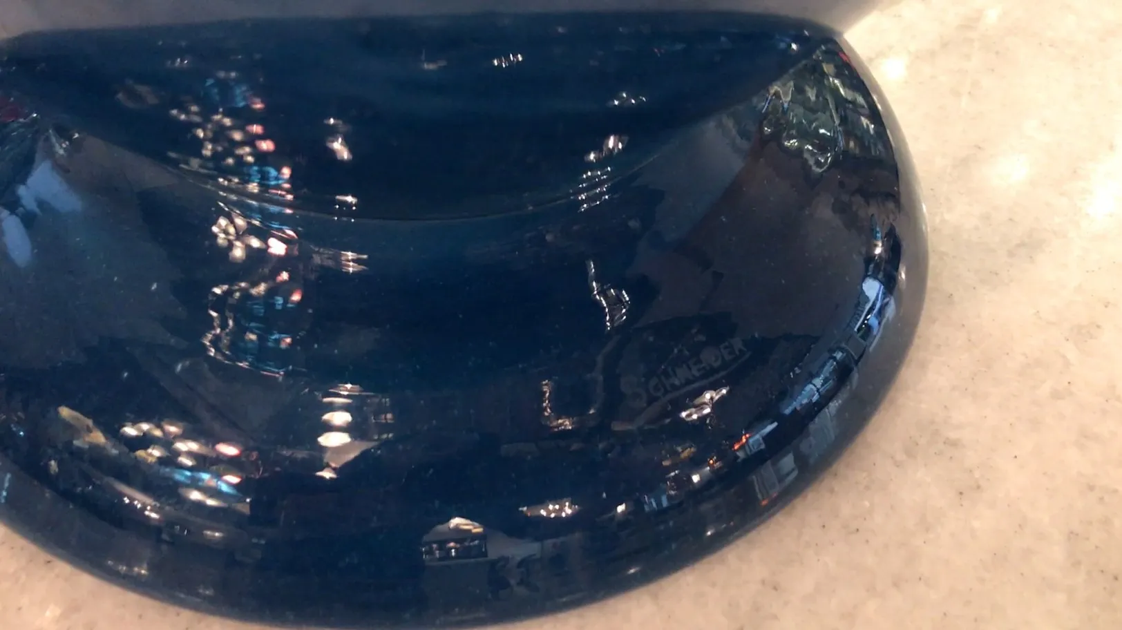 Vidro antigo assinado por Schneider, design elegante com detalhes em azul claro.