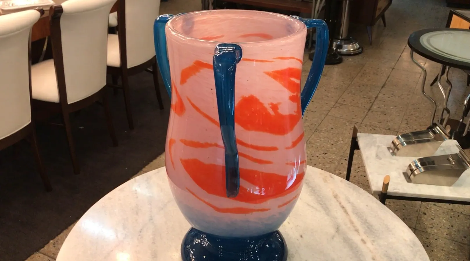 vidro assinado com design colorido em um ambiente elegante