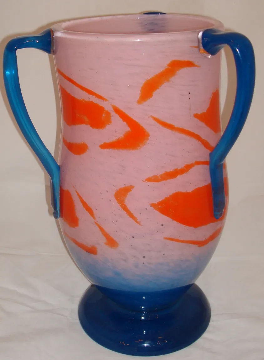 Verre ancien avec détails en rose et bleu, signé par Schneider.