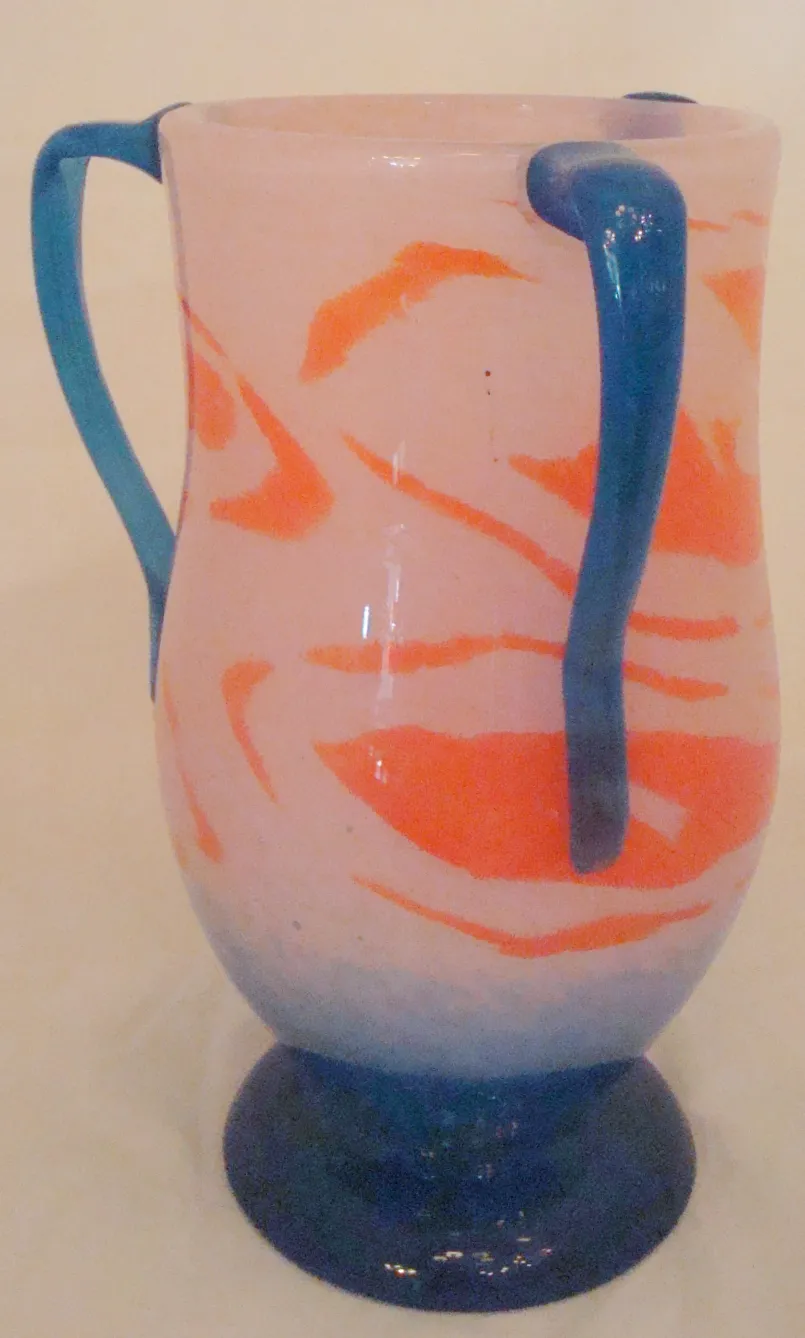 Caraffa in vetro antico firmata Schneider con design colorato.