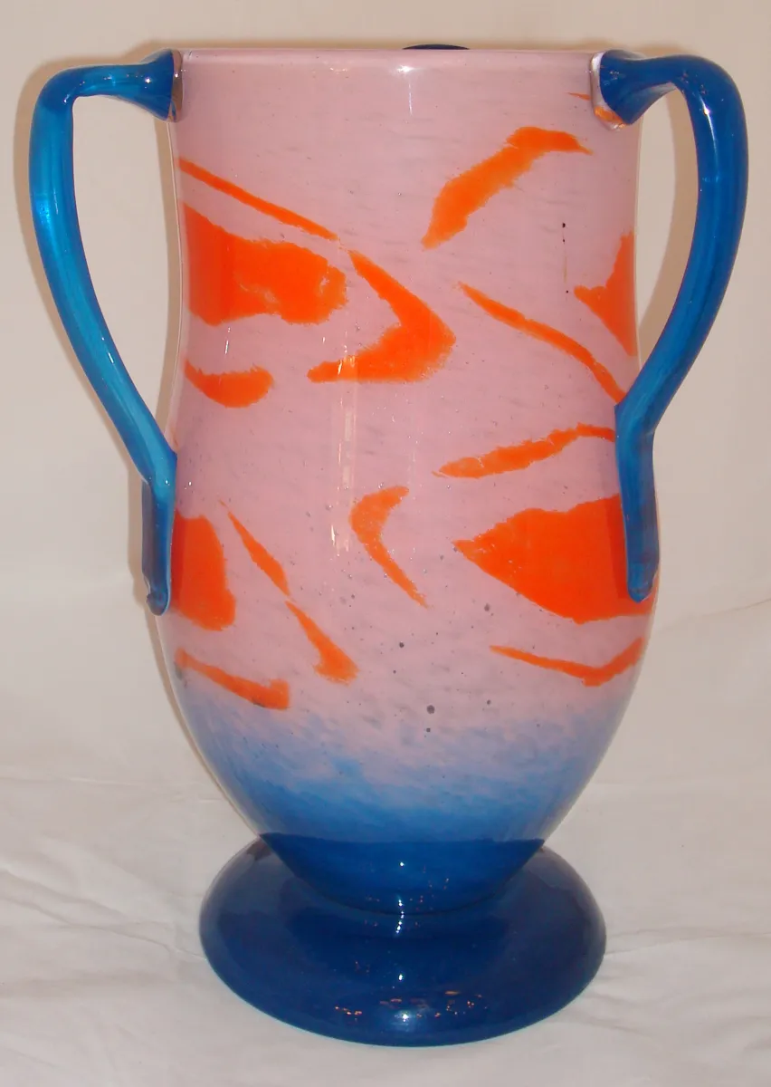 Vase en verre signé par Schneider avec un design rose et bleu
