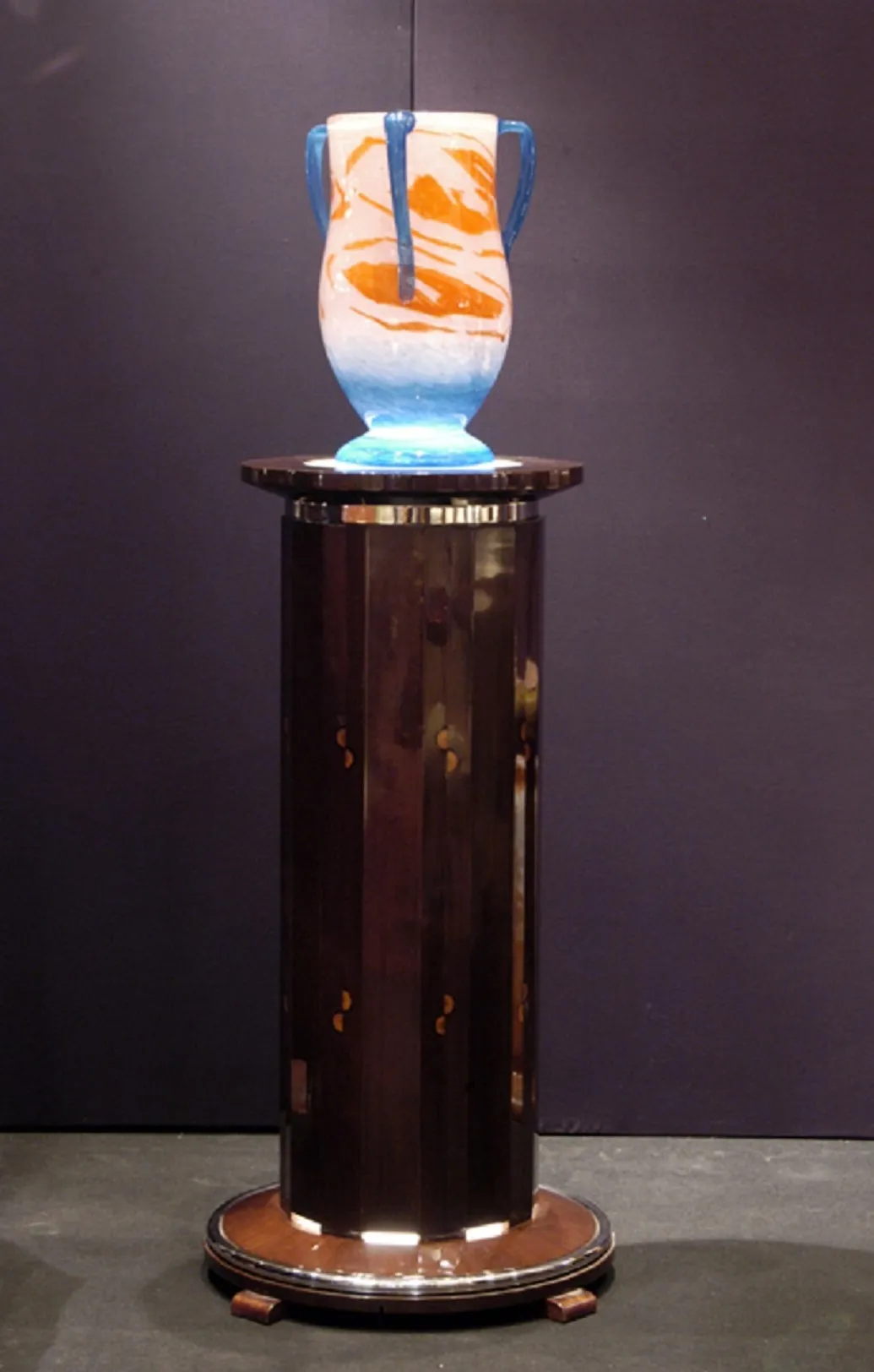 Vaso decorativo de vidro assinado Schneider com detalhe em azul e laranja.