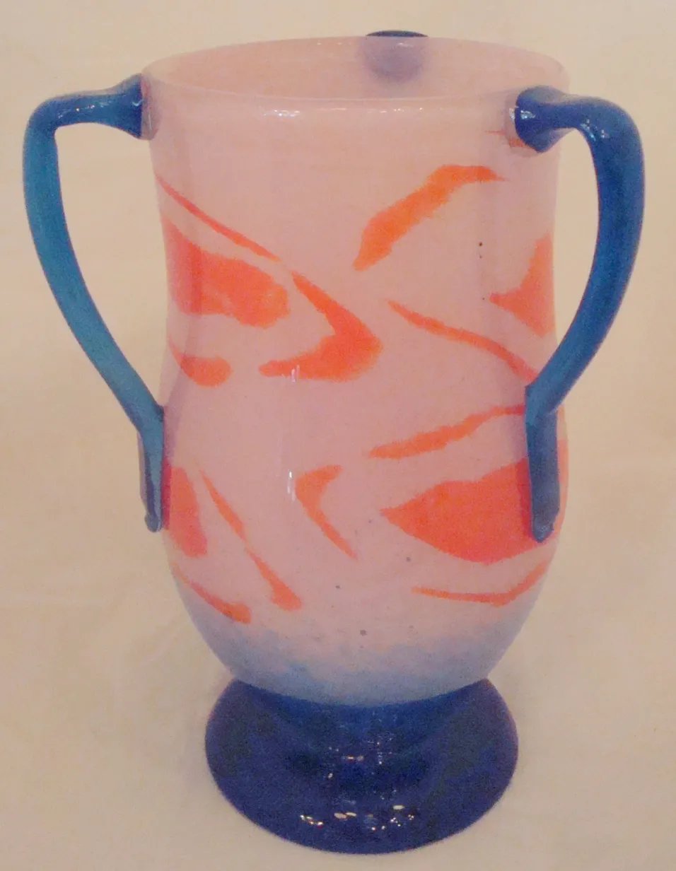 vase antico in vetro firmato con dettagli colorati