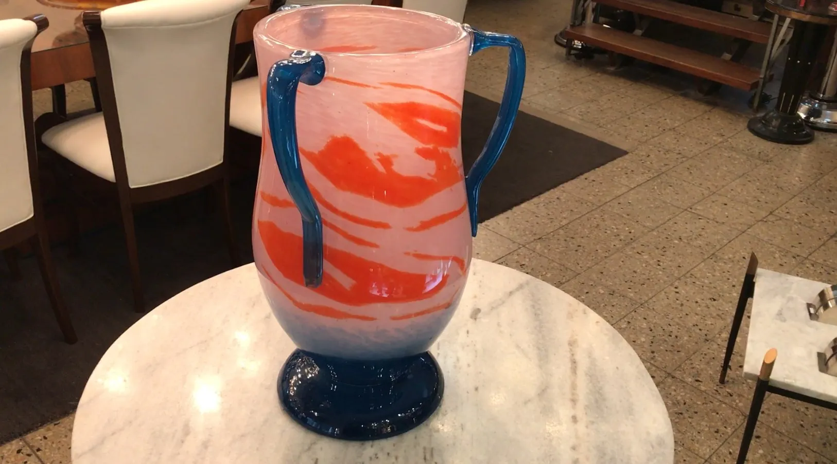 vaso antiguo con diseño en naranja y azul, firmado por Schneider