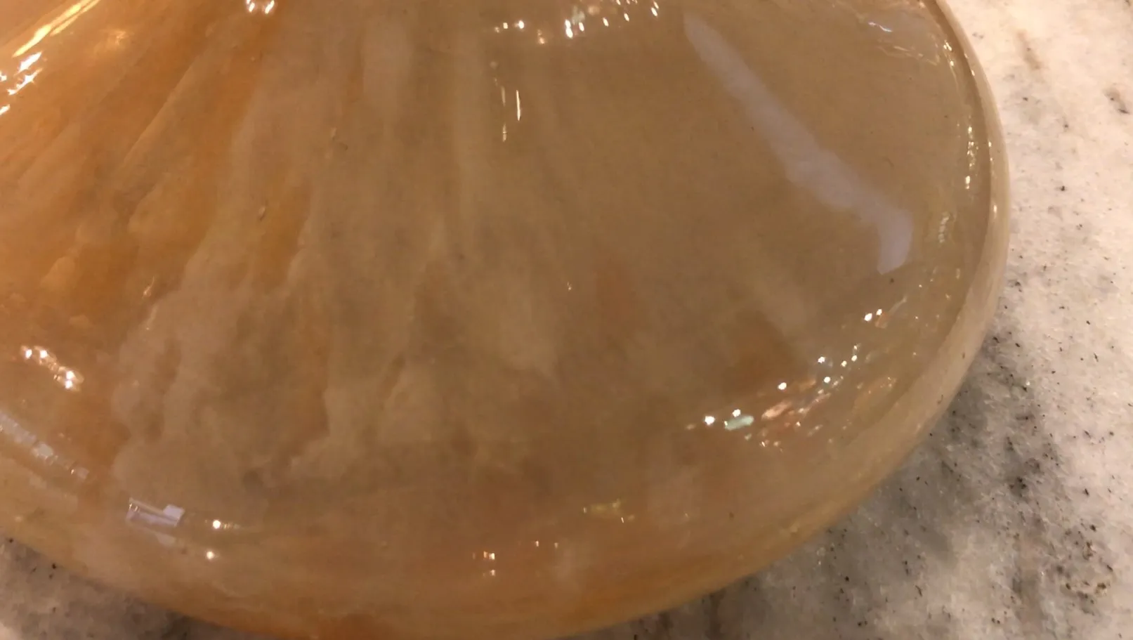 Vidrio antiguo firmado Schneider con tonalidades doradas