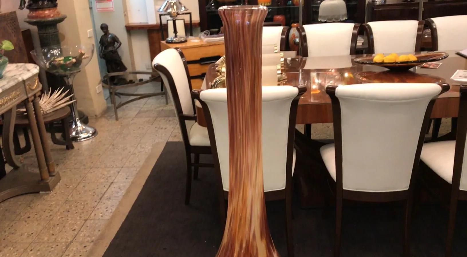 Hoher Vase in braunen Tönen, die einen eleganten Raum dekoriert