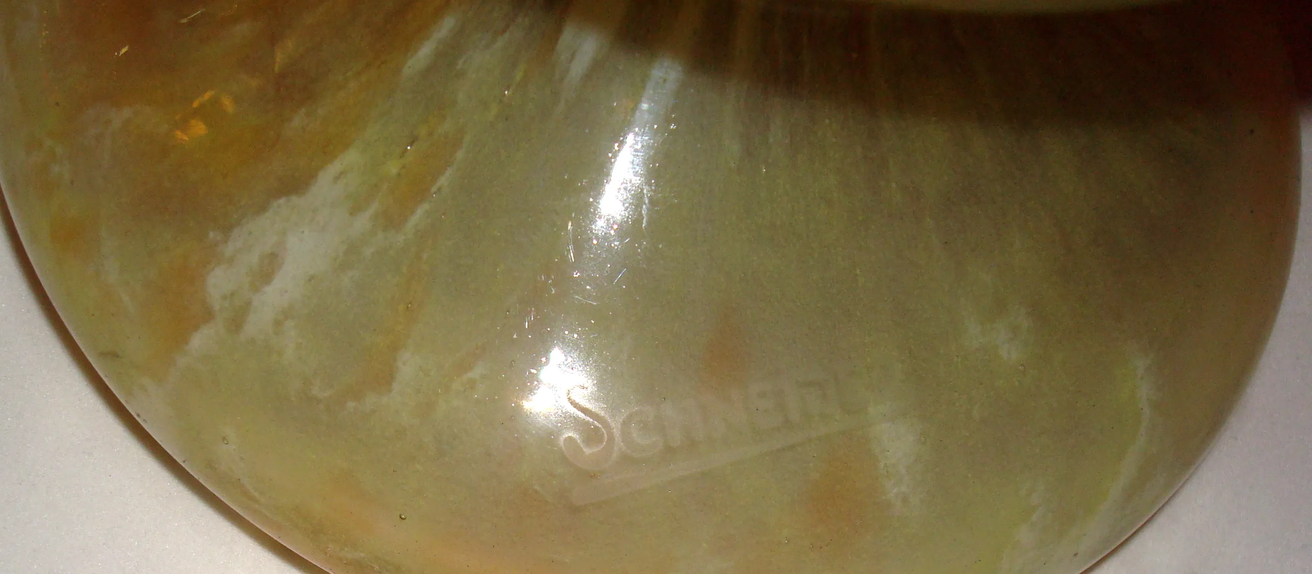 verre signé avec la signature Schneider dans un style ancien