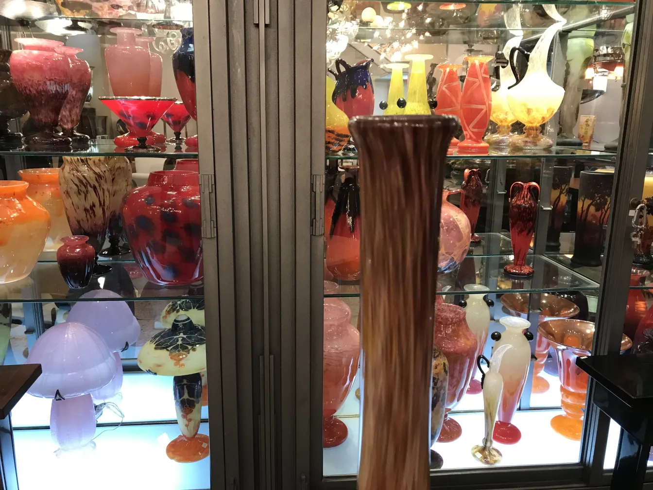 サイン入りの古いグラス、さまざまな色と形の中に展示されています