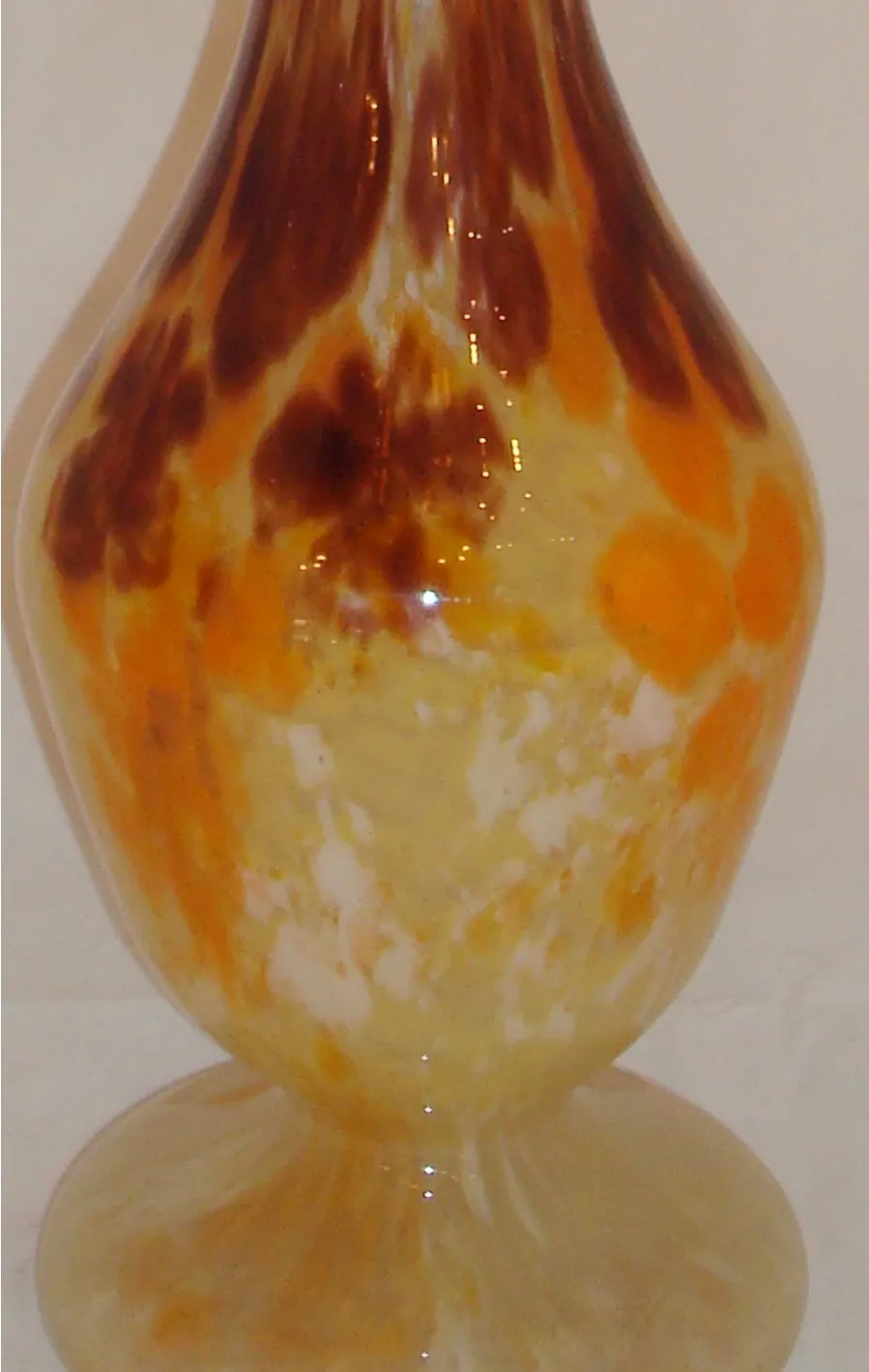 purana-glass-par-hastaksharit-kara-aur-peela-sangarh