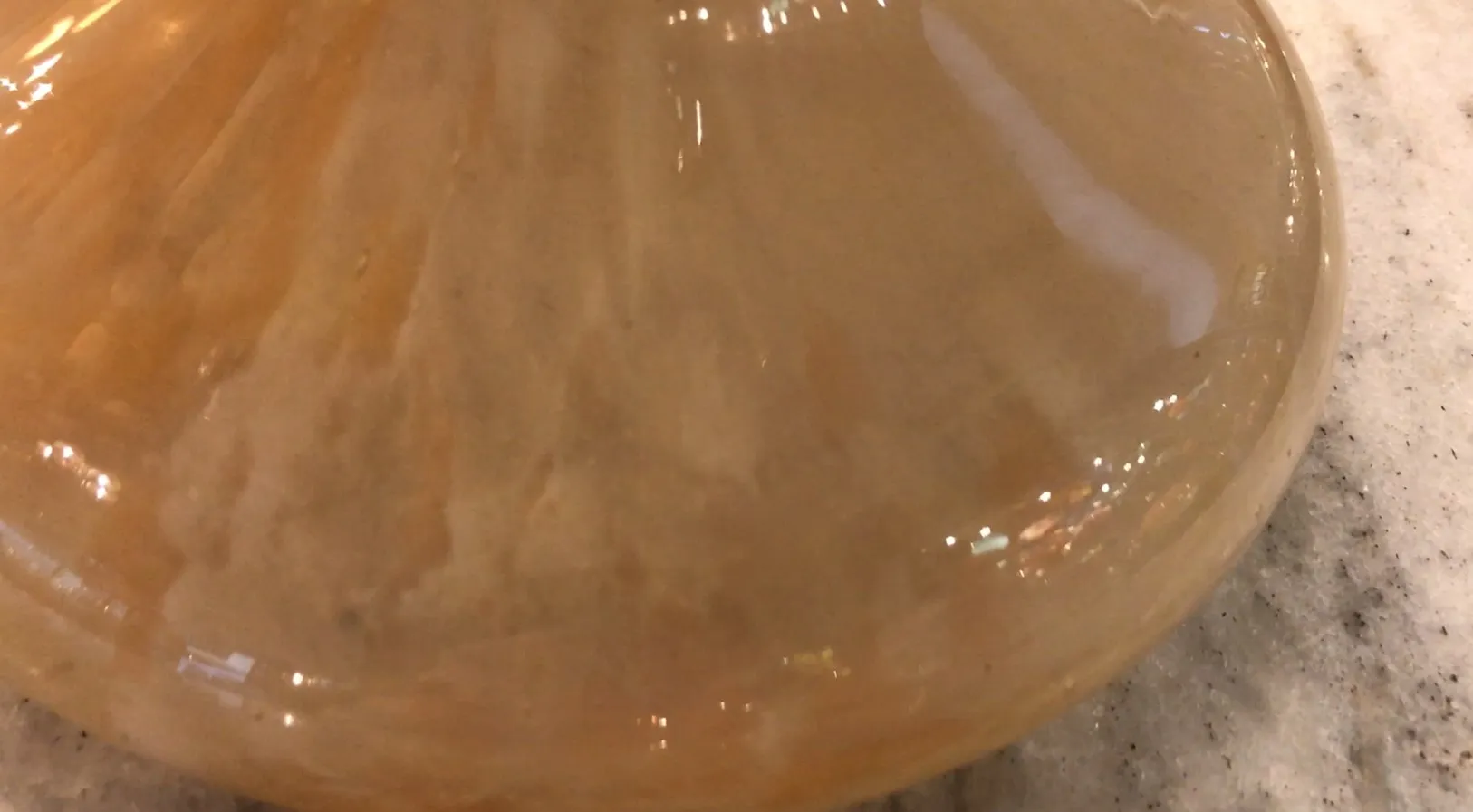 Signiertes Glas von Schneider mit klassischem Design, feine Details sichtbar