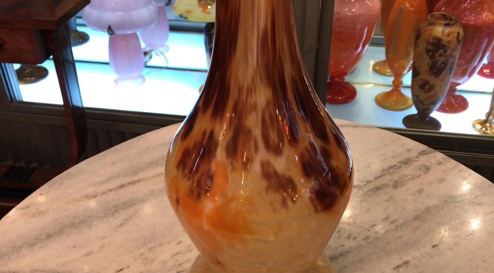 Verre signé par Schneider avec des couleurs vives à la base.