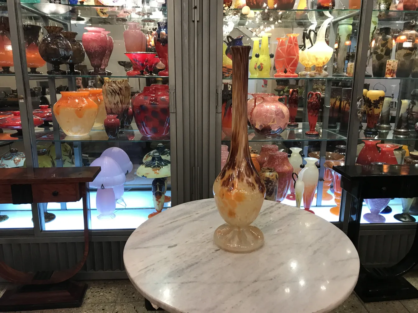 施耐德署名的古董玻璃，温暖色调，展示于橱窗