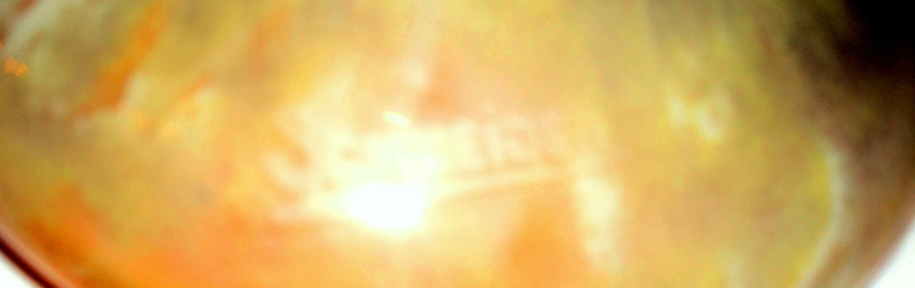 подписанное стекло с художественными деталями в теплых тонах