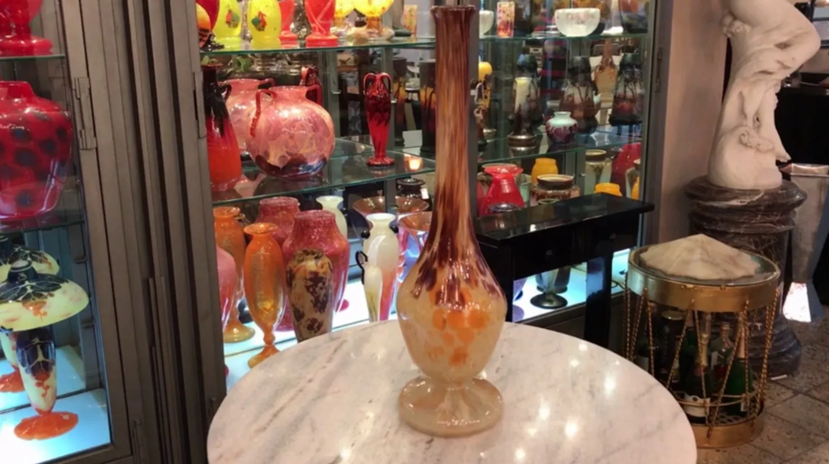 Antikes signiertes Glas von Schneider mit lebendigen Designs und auffälligen Farben in einem Antiquitätenset.