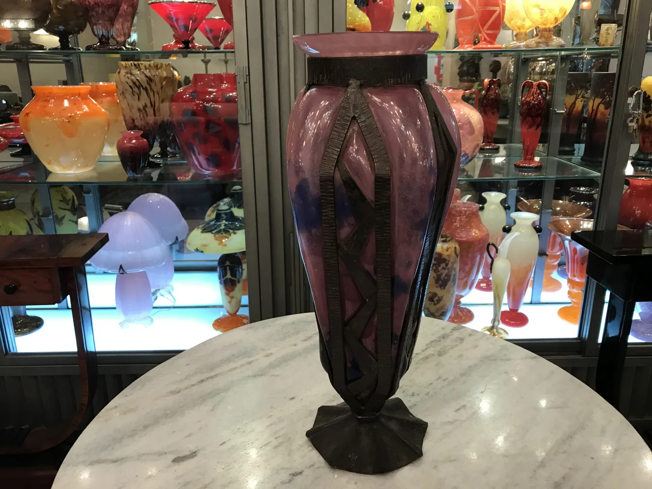 Antiquité: verre signé par Schneider, avec des teintes roses et des decorations en arrière-plan.