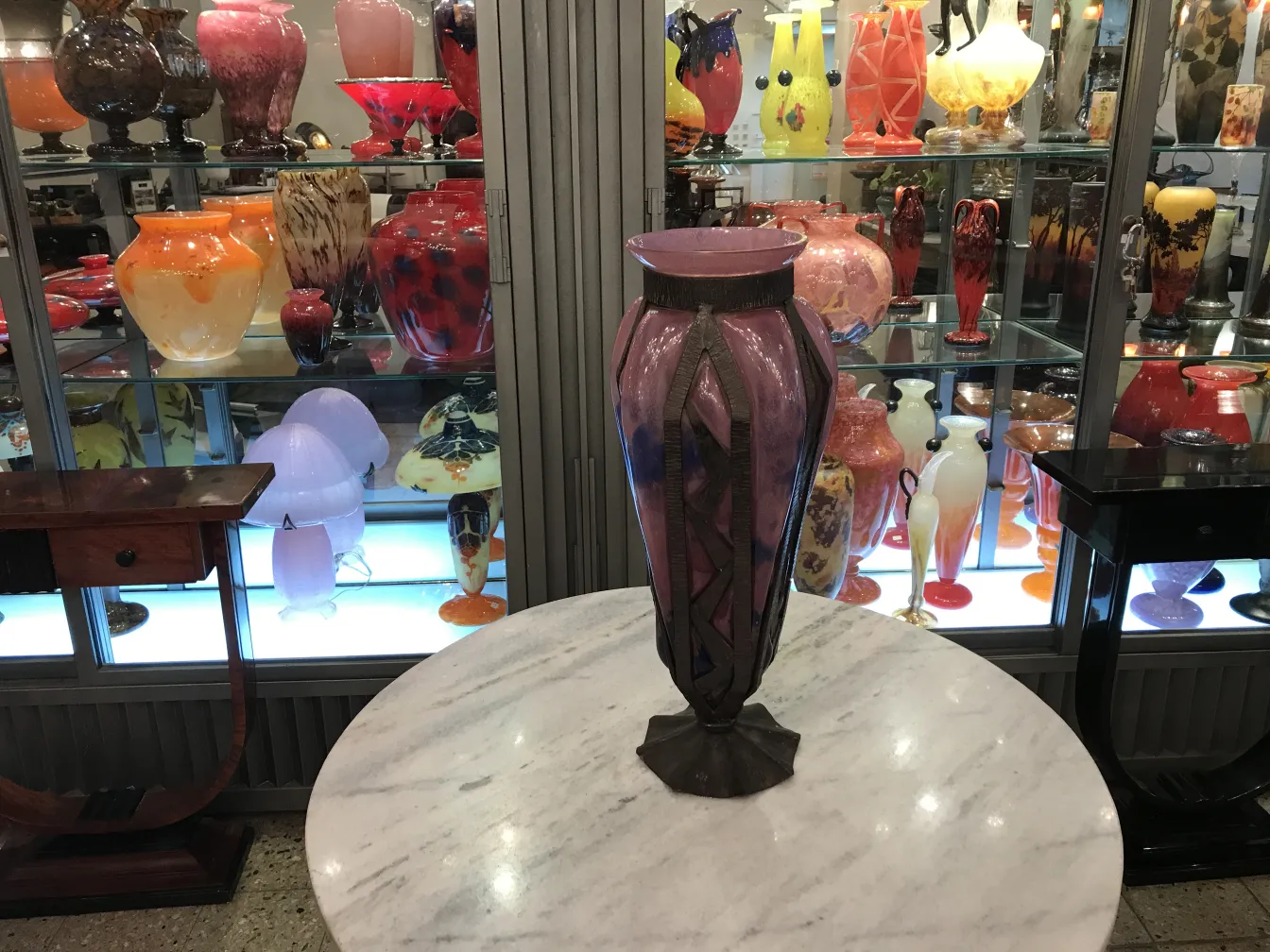 Antike signierte Glasstück mit dekorativem Design, farbenfrohem Hintergrund.