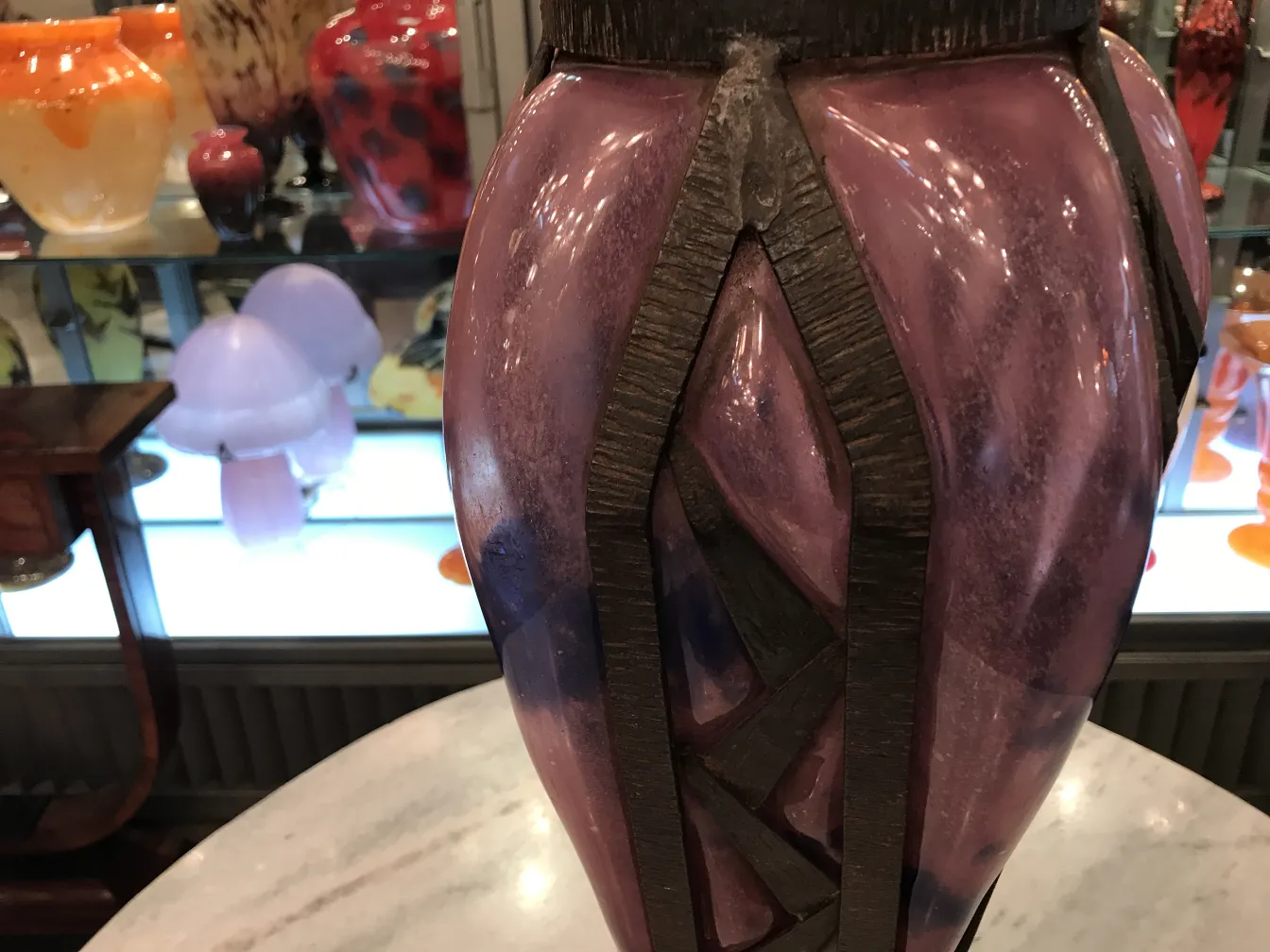 Verre signé de Schneider, ancien avec des détails décoratifs, en tons de violet dans une ambiance ancienne.