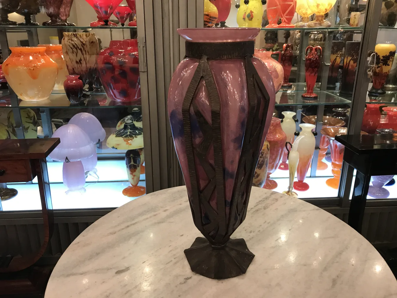 美丽的施耐德签名玻璃在其他色彩斑斓的古董中展示