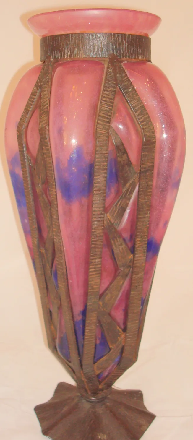 Antike Vase mit der Unterschrift von Schneider in Pink und Blau.