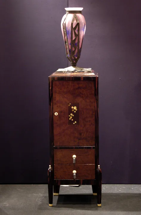 антикварная обстановка с подписанным стеклом