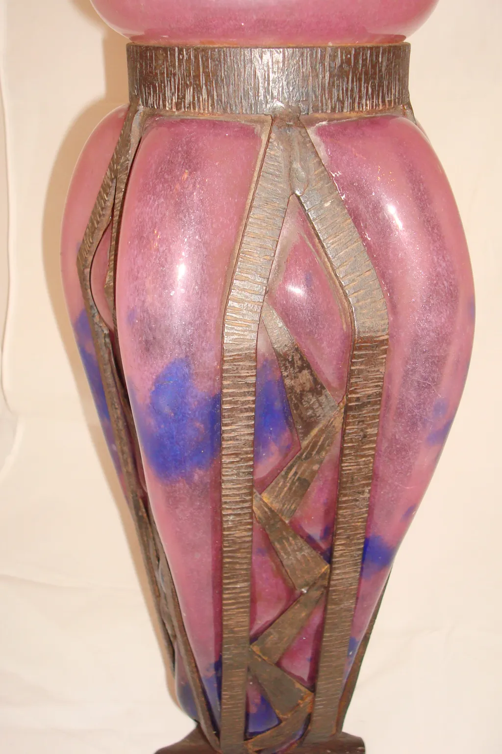 Vintage-Glas mit Unterschrift in rosa und blauen Tönen, dekorativer antiker Stil