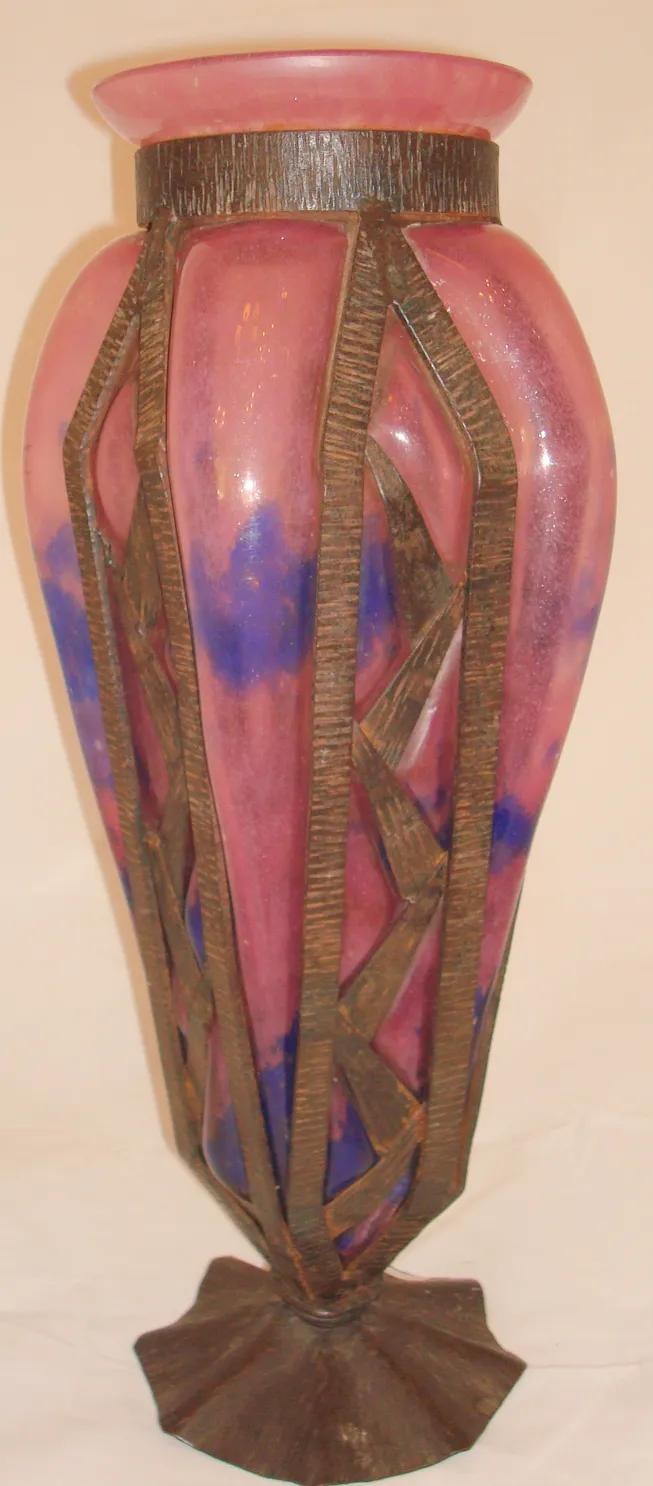 प्राचीन vaso ग्लास पर हस्ताक्षरित (श्नाइडर) सजावट के साथ।