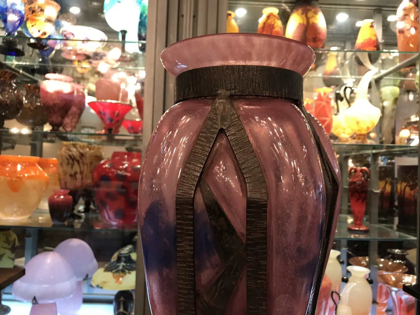 Vaso antico con dettagli viola e elementi decorativi