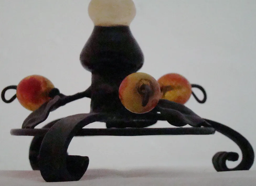 Verre signé Schneider avec des éléments décoratifs colorés.