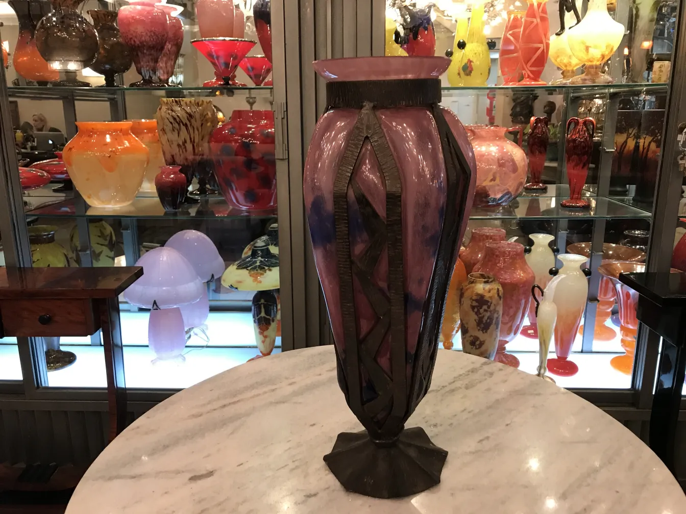 ein elegantes signiertes glas von schneider in antikem Umfeld