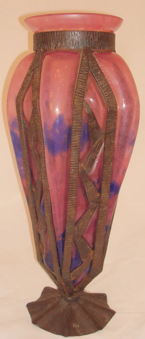 Vase ancien en verre signé Schneider en teintes roses et bleues avec des détails décoratifs.