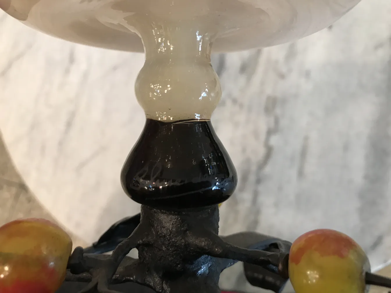 antikes signiertes Glas von Schneider mit bunten Details