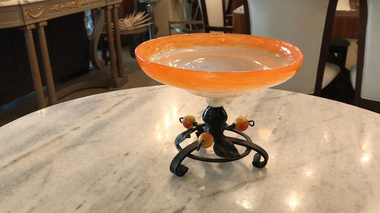 antiguidades vidro assinado schneider em mesa de mármore