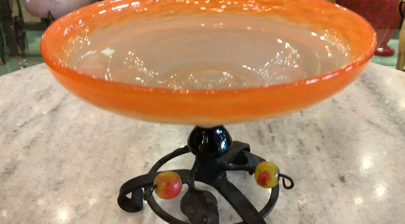 bellissimo vetro firmato in colore arancione, base decorativa