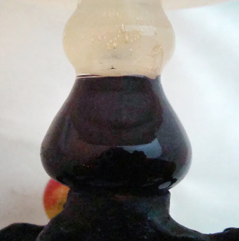 Antikes signiertes Glas von Schneider mit elegantem Design.