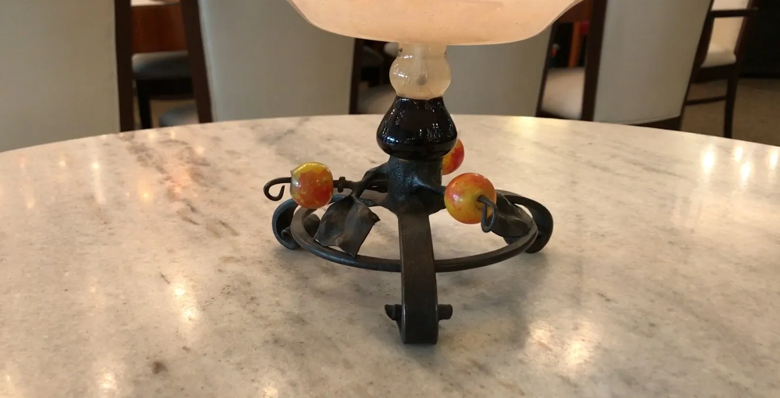 vetro firmato su base decorativa antica con dettagli colorati