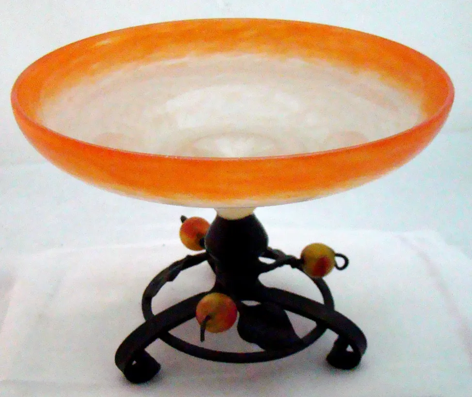 tigela de vidro com base preta e detalhes laranja