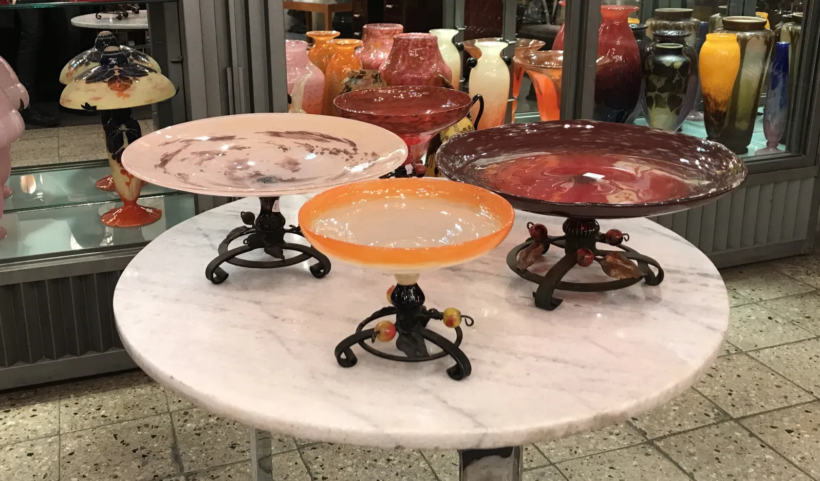 trois assiettes décoratives sur la table, verre ancien signé Schneider