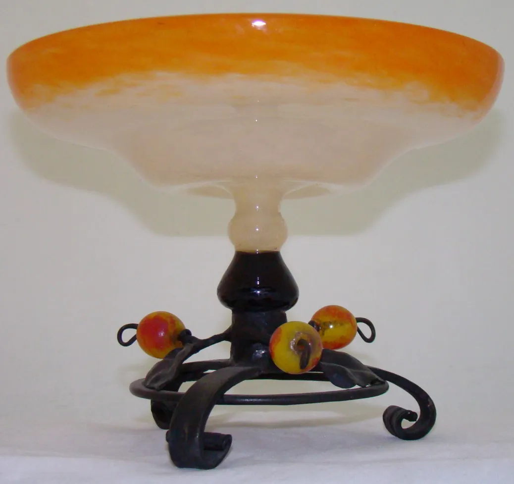 장식용 받침대가 있는 고전 서명된 유리잔 슈나이더